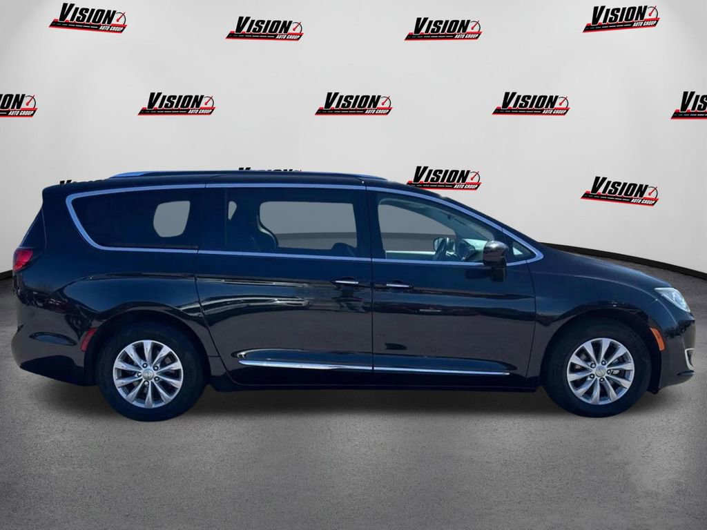Used 2019 Chrysler Pacifica Touring-L FWD image 4