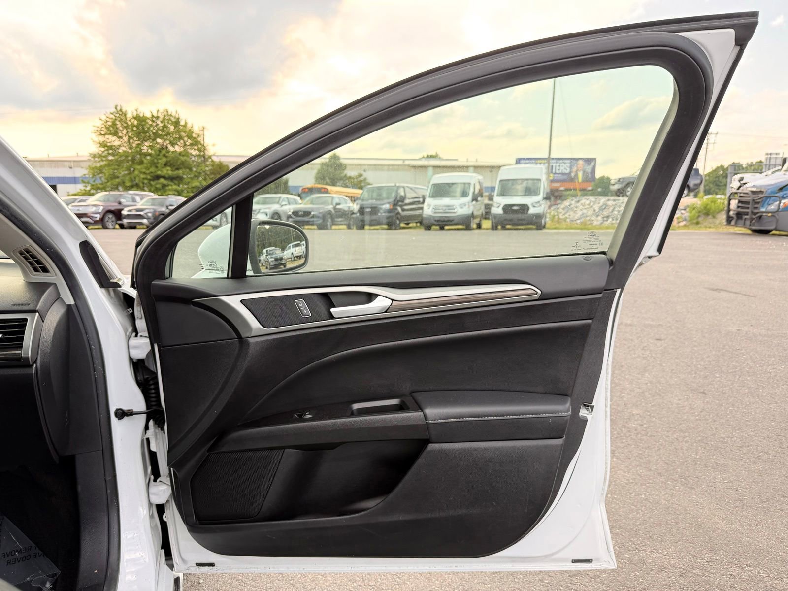 Used 2018 Ford Fusion SE w/ Equipment Group 602A FWD image 20