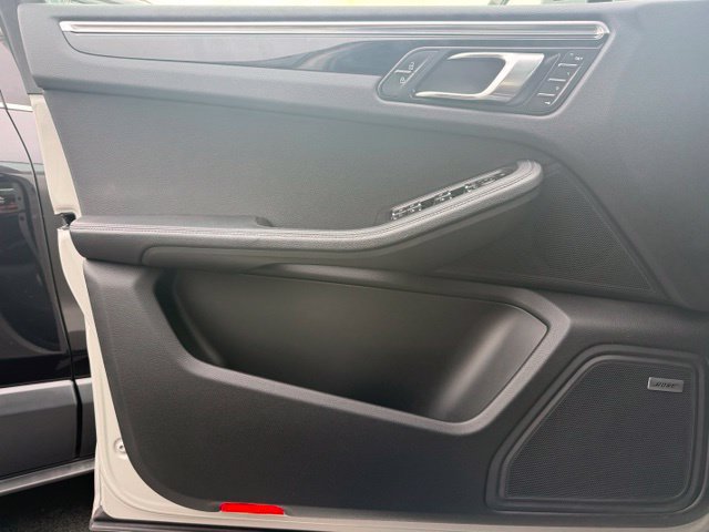 Used 2022 Porsche Macan AWD/4WD image 12