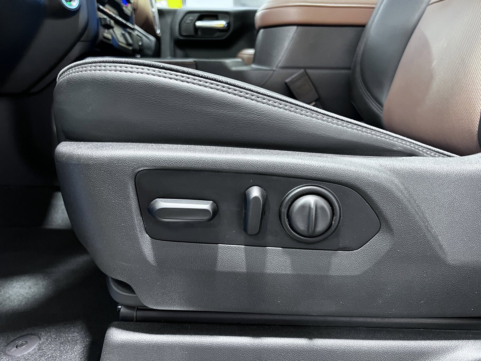 Used 2020 Chevrolet Silverado 1500 High Country w/ LPO, Dark Essentials Package AWD/4WD image 23