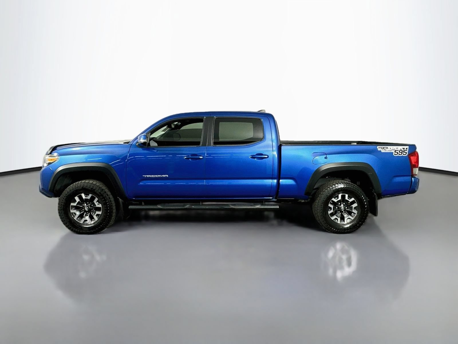 Used 2017 Toyota Tacoma TRD Off-Road w/ Premium & Technology Package AWD/4WD image 5