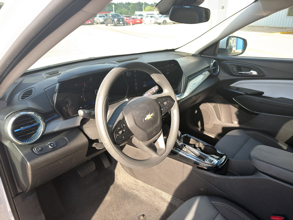 Used 2025 Chevrolet Trax LT FWD image 5