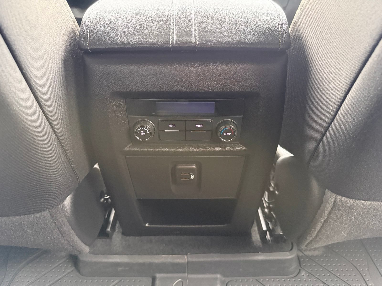 Used 2023 Chevrolet Traverse LT FWD image 28
