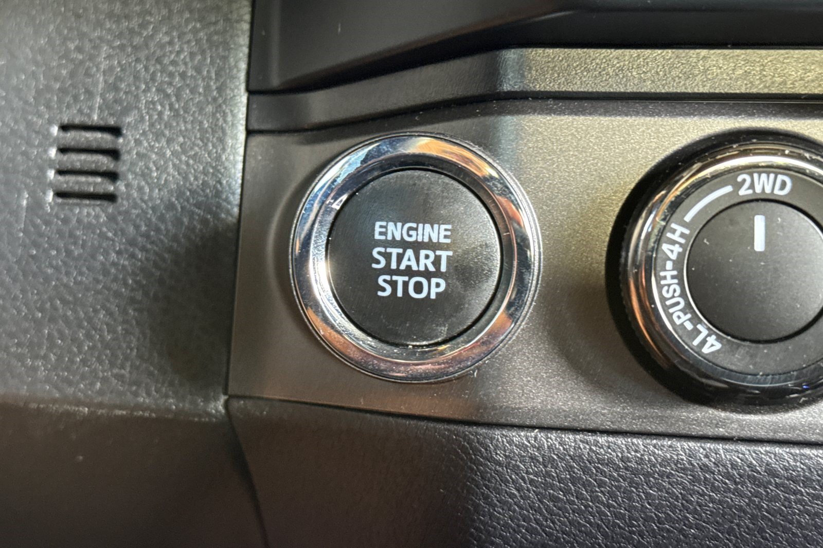 Used 2019 Toyota Tacoma TRD Off-Road w/ Technology Package AWD/4WD image 16