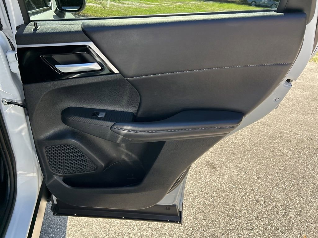 Used 2025 Mitsubishi Outlander 4WD Plug-In Hybrid image 47