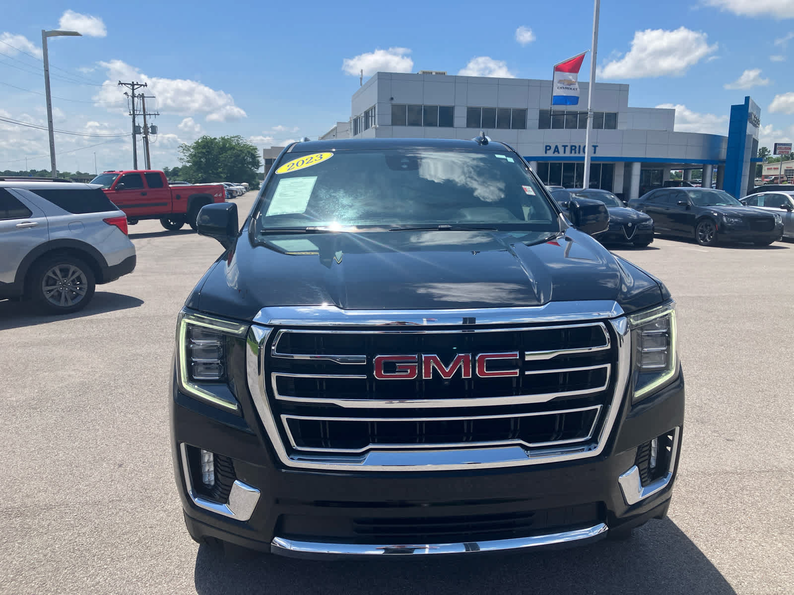 Used 2023 GMC Yukon SLT w/ SLT Premium Package AWD/4WD image 2