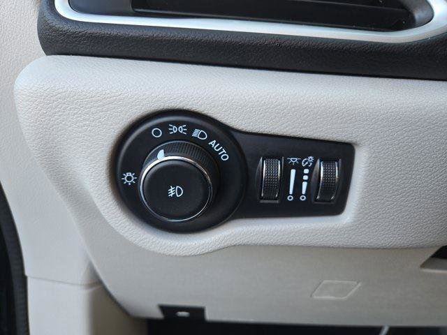 Used 2024 Chrysler Pacifica Touring-L FWD image 16