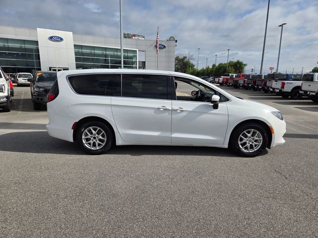 Used 2023 Chrysler Voyager LX FWD image 15