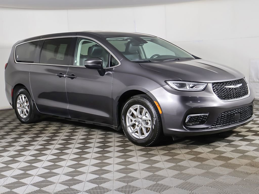 Used 2023 Chrysler Pacifica Touring-L FWD image 2