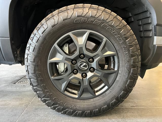 Used 2025 Lexus GX 550 w/ Accessory Package (32) AWD/4WD image 14