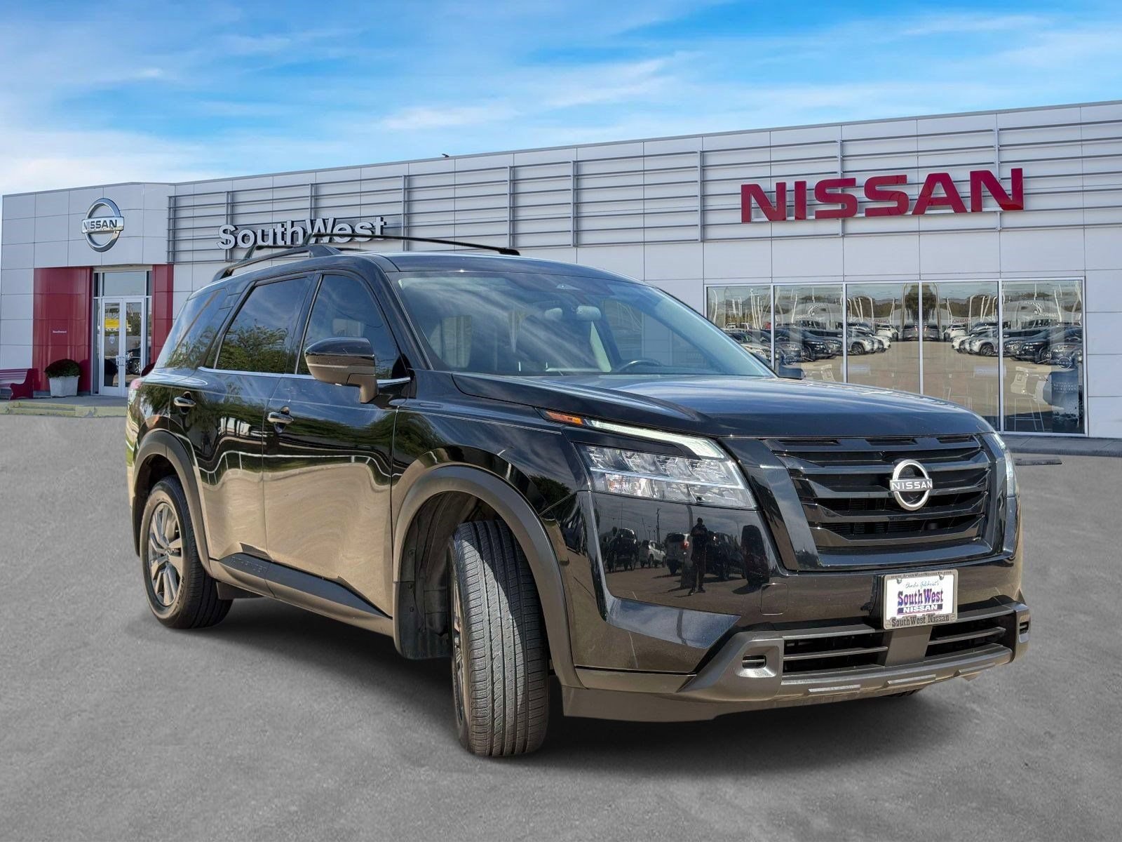 Used 2022 Nissan Pathfinder SV w/ SV Black Package FWD video 2
