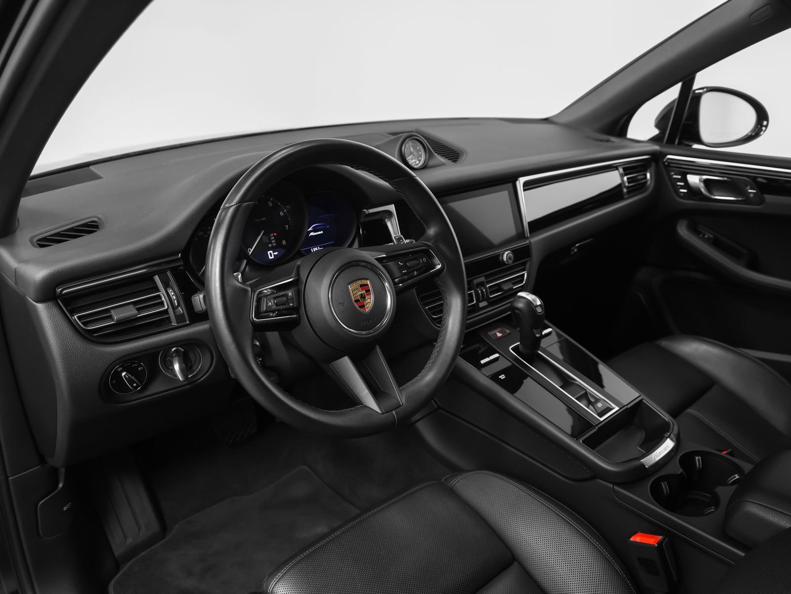 Certified 2023 Porsche Macan image 4