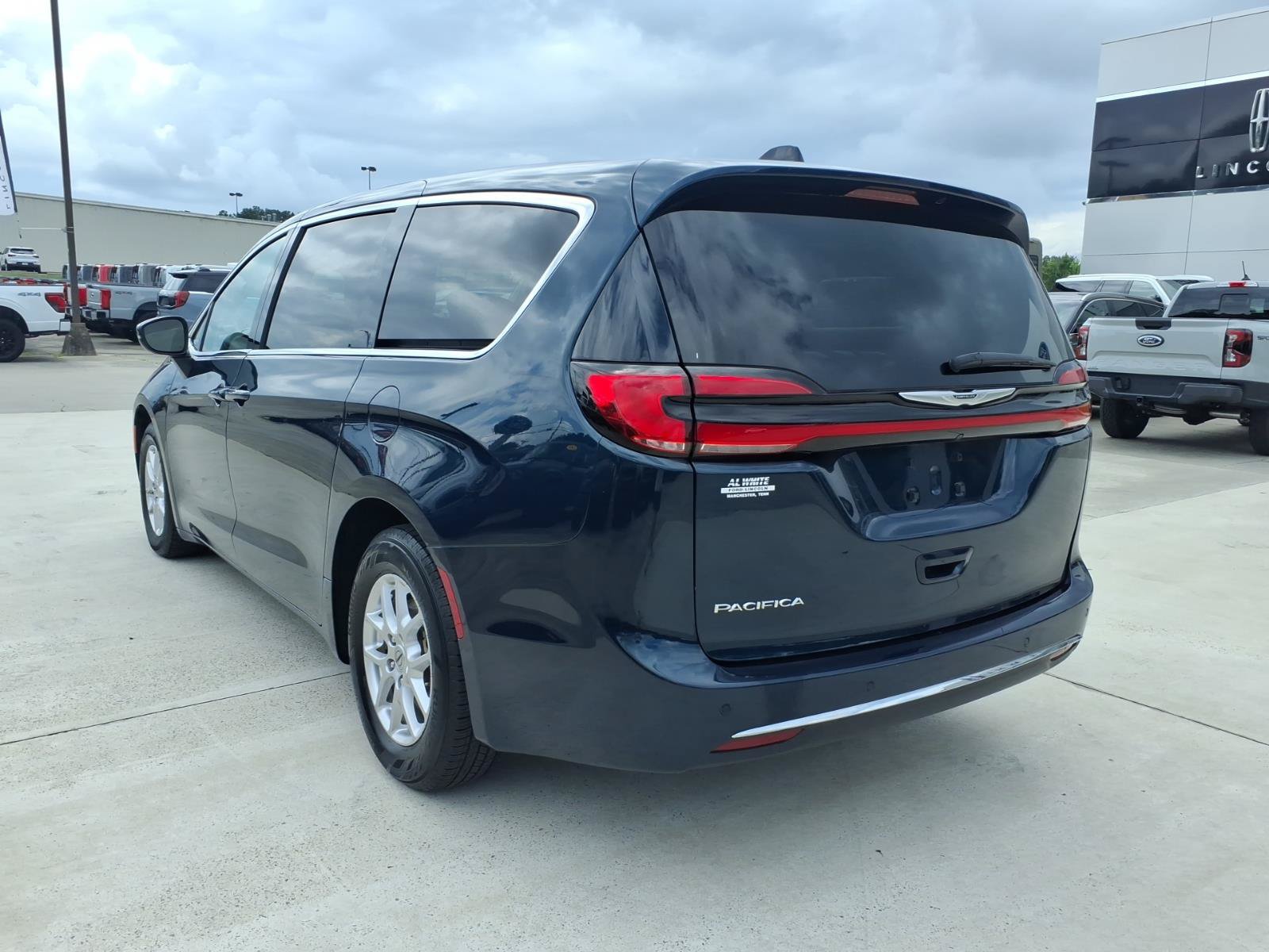 Used 2023 Chrysler Pacifica Touring-L FWD image 3