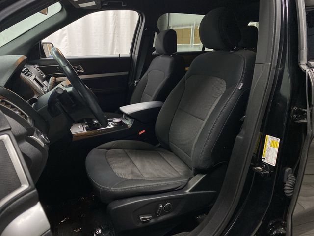 Used 2017 Ford Explorer XLT image 4