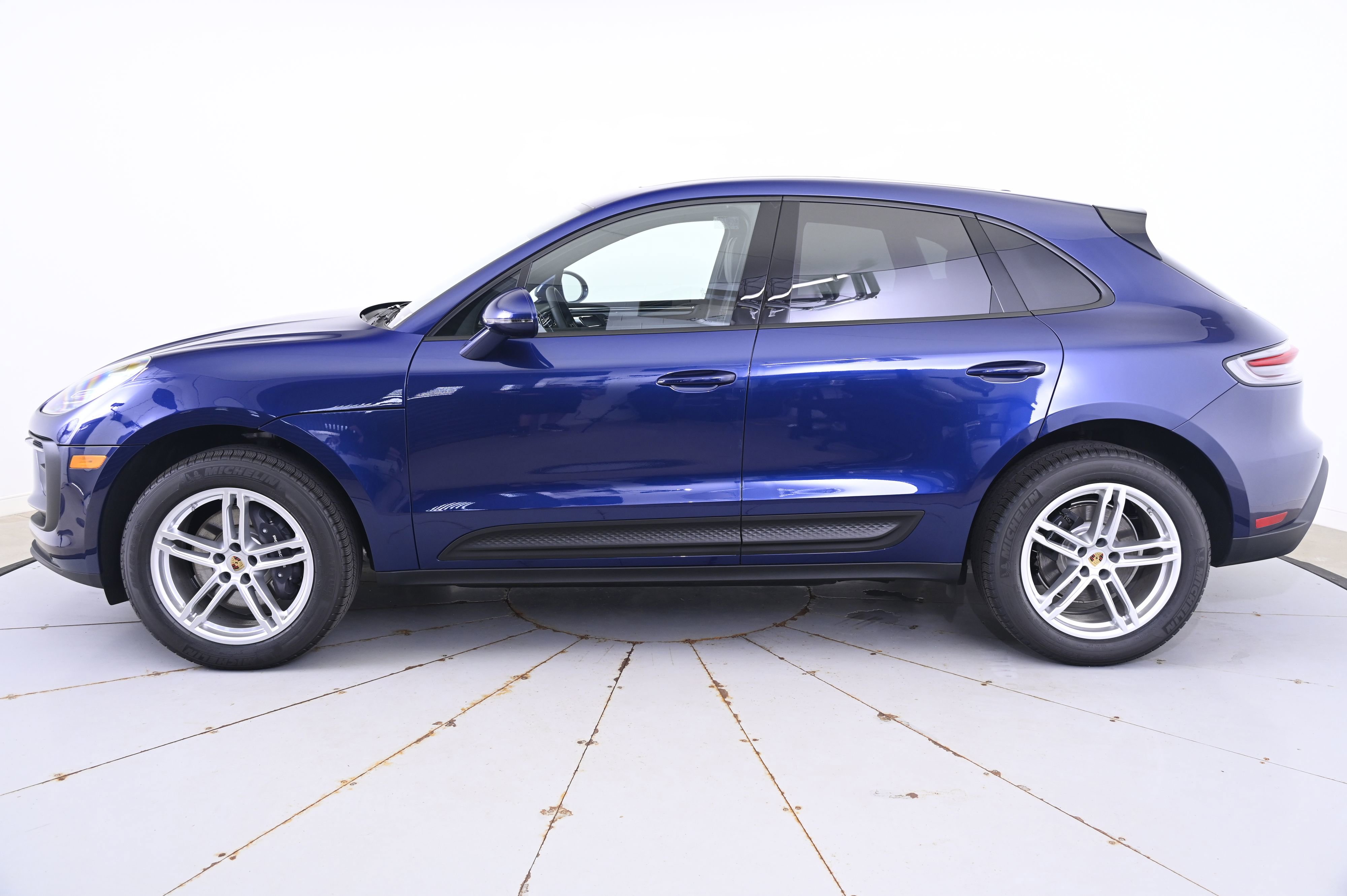 Certified 2025 Porsche Macan image 2