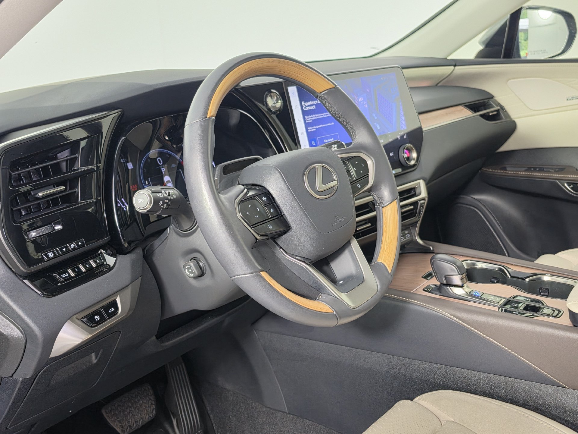 Used 2024 Lexus RX 350 FWD w/ Convenience Package image 2