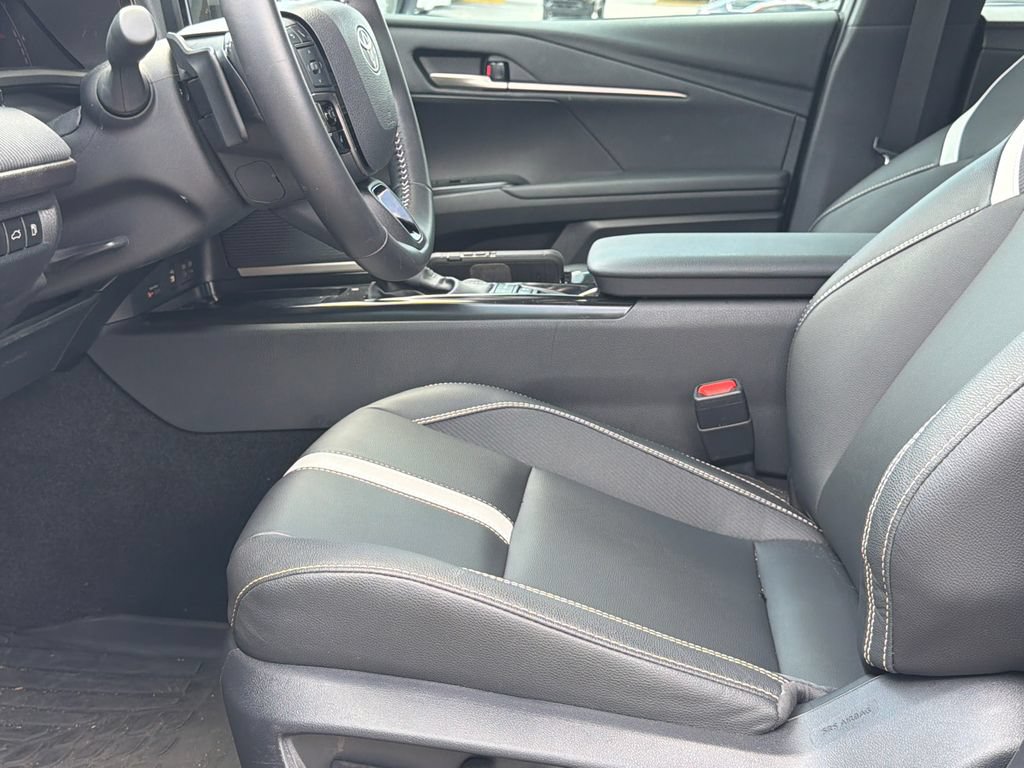Used 2025 Toyota Camry SE w/ Convenience Package FWD image 9
