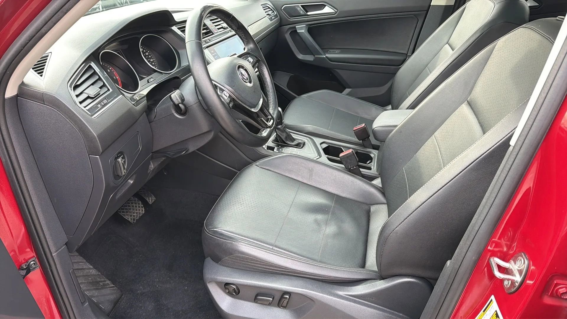 Used 2018 Volkswagen Tiguan SEL FWD image 24