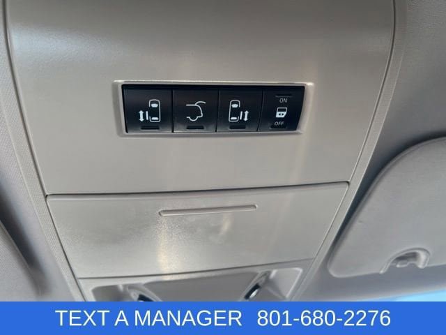 Used 2015 Chrysler Town & Country Touring FWD image 20