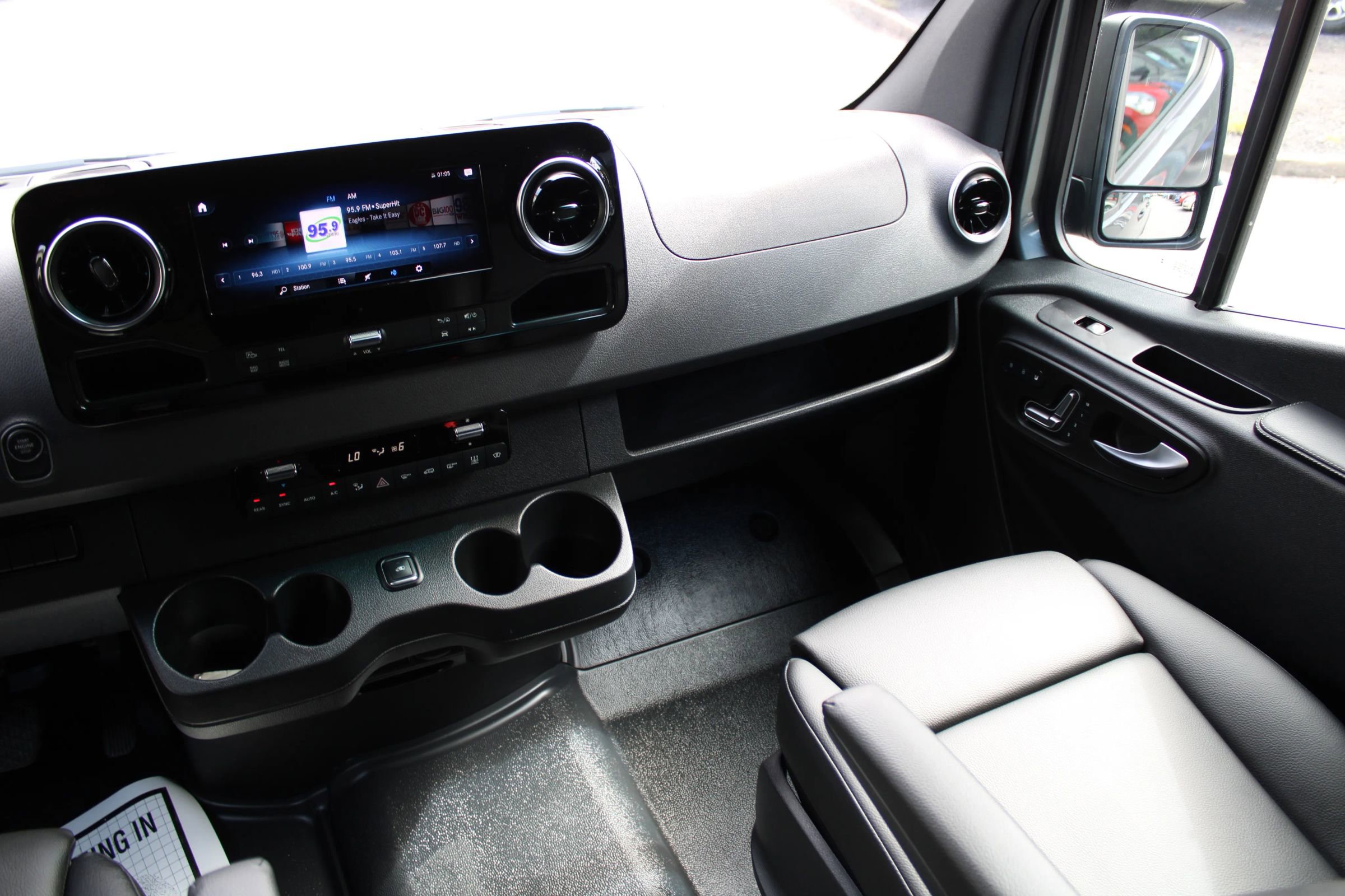 Used 2024 Mercedes-Benz Sprinter 2500 image 11