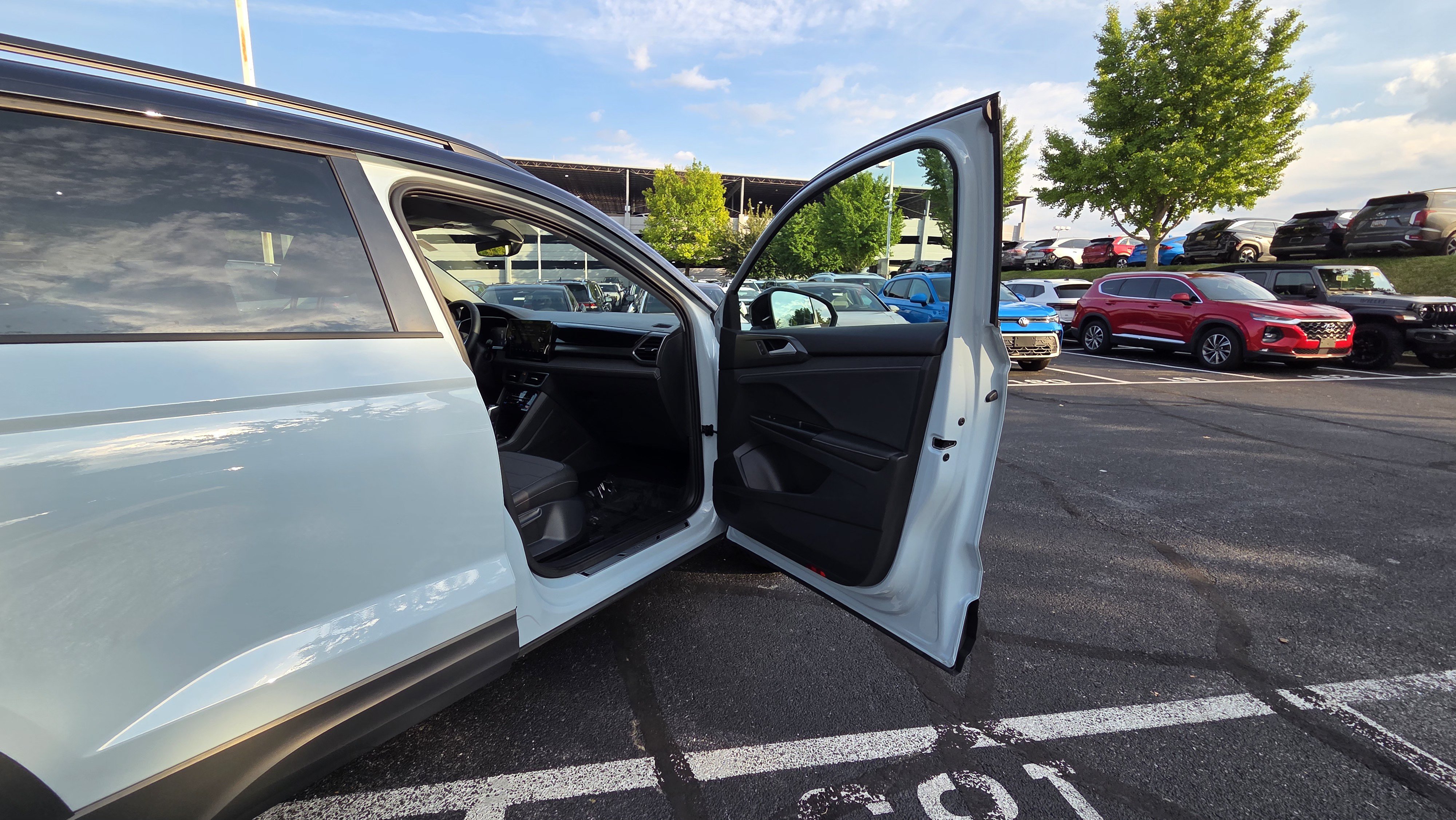 Certified 2025 Volkswagen Taos SE AWD/4WD image 32