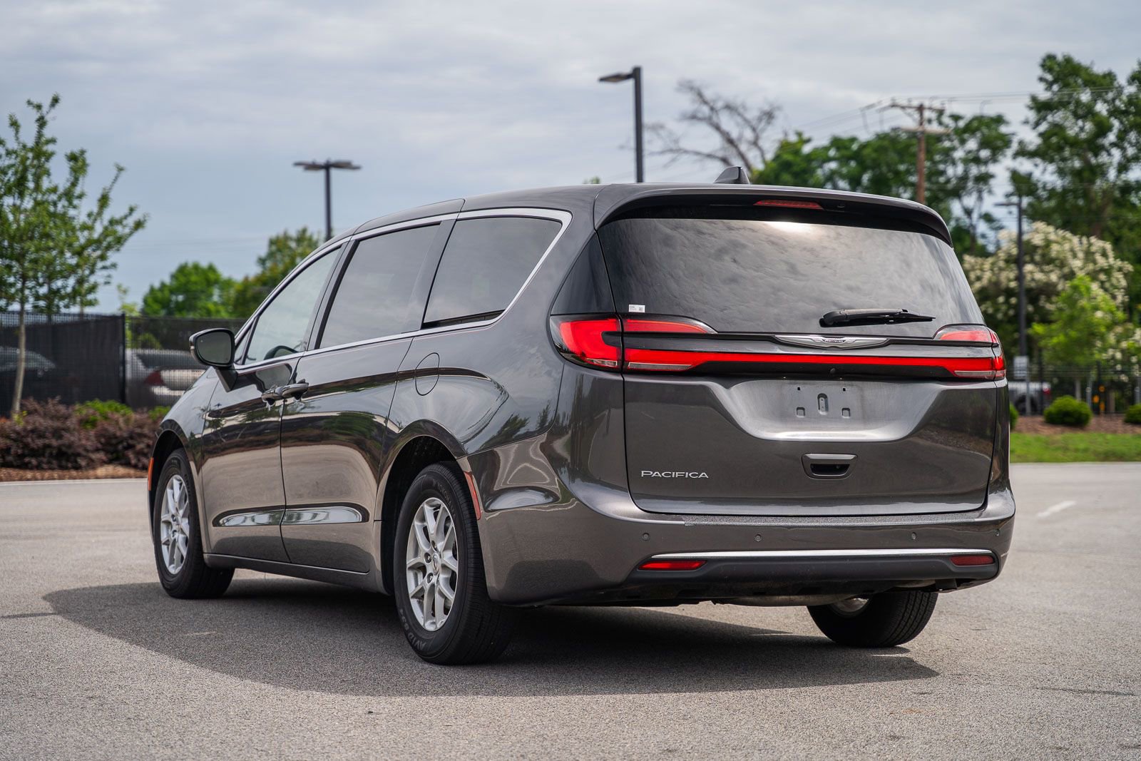 Used 2023 Chrysler Pacifica Touring-L FWD image 5