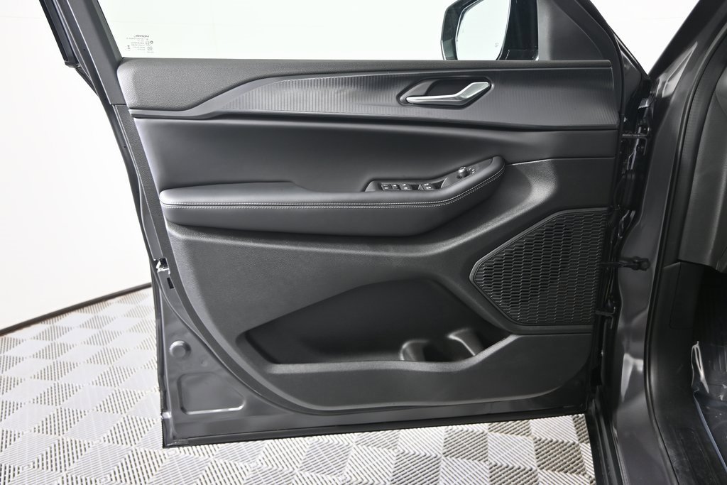 New 2025 Jeep Grand Cherokee Altitude image 18