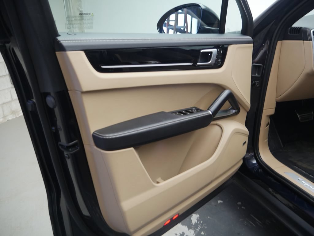 Certified 2023 Porsche Cayenne Turbo AWD/4WD image 4