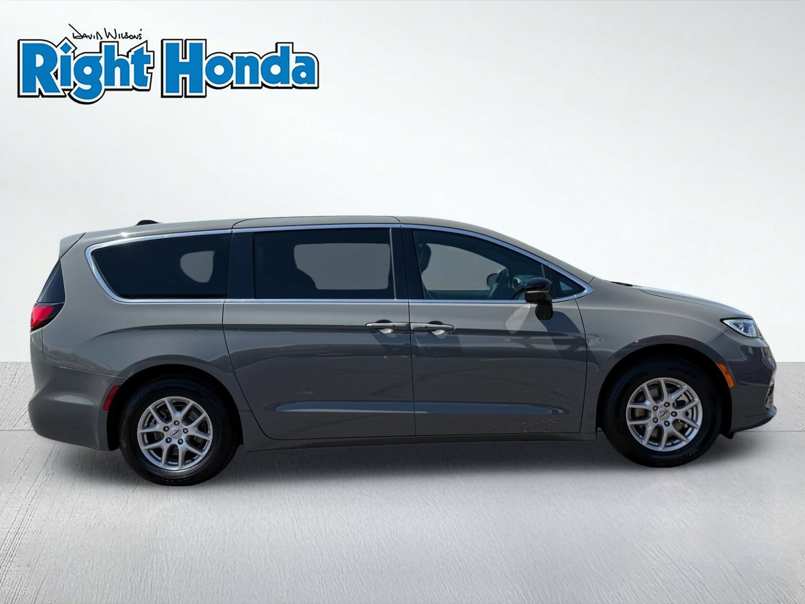 Used 2025 Chrysler Pacifica Select FWD image 9