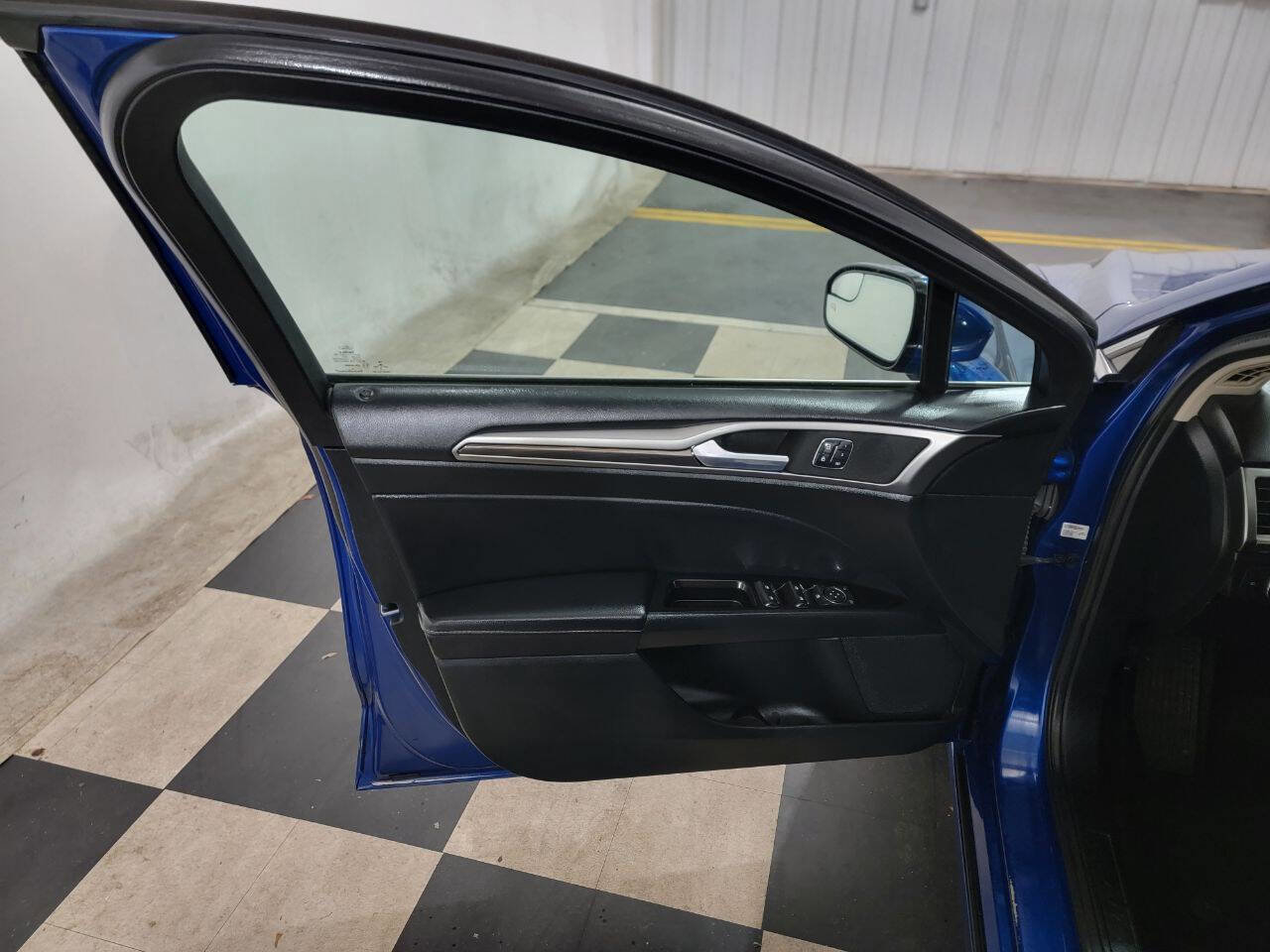 Used 2017 Ford Fusion SE w/ Fusion SE Technology Package FWD image 10