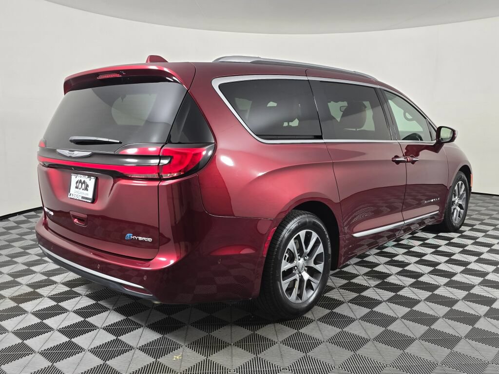 Used 2022 Chrysler Pacifica Pinnacle FWD image 2