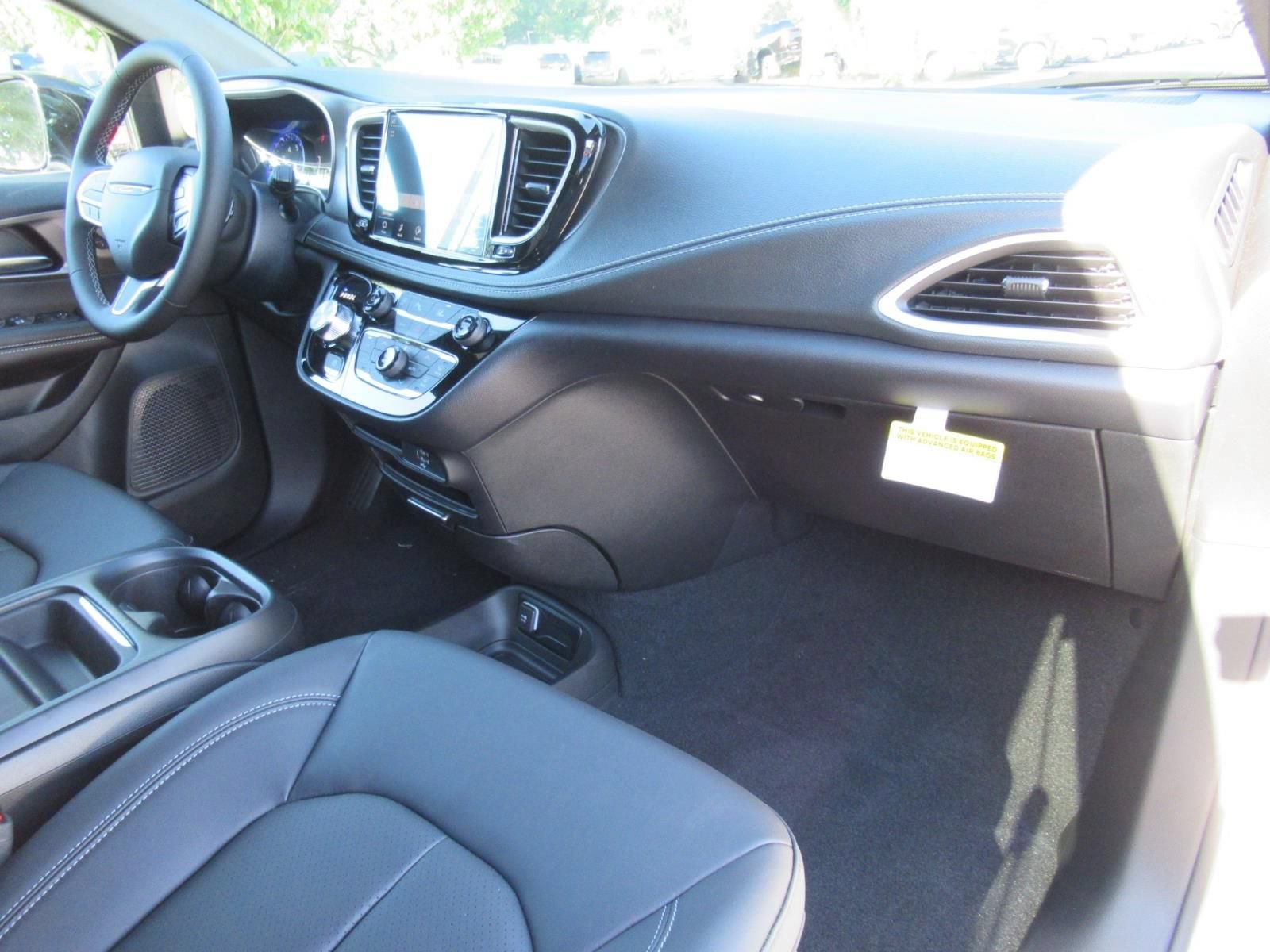 New 2027 Chrysler Pacifica Select FWD image 11