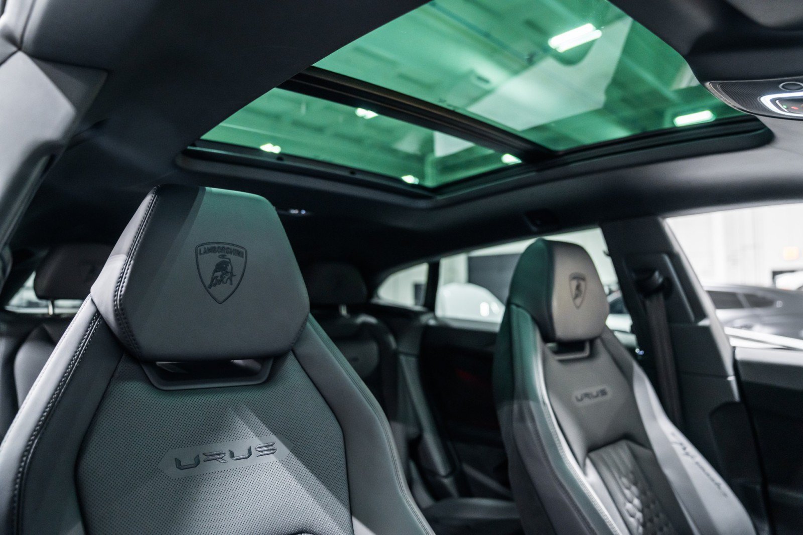 Used 2024 Lamborghini Urus Performante AWD/4WD image 24