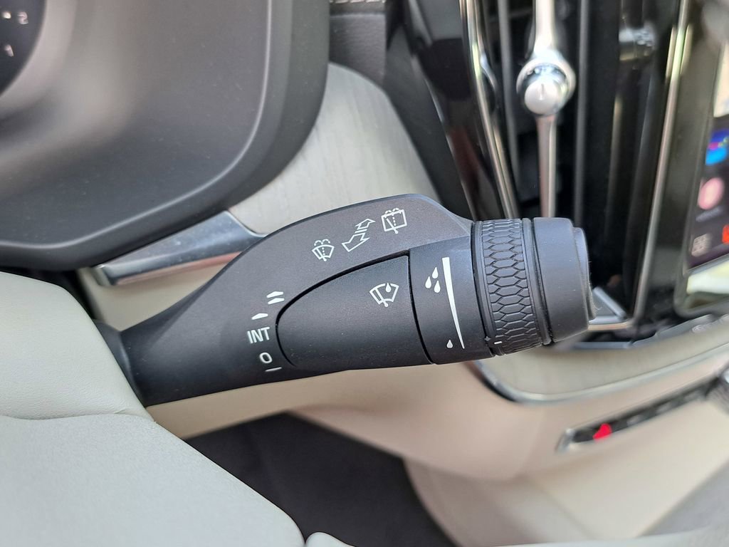 Used 2023 Volvo XC60 B5 Ultimate w/ Climate Package image 9
