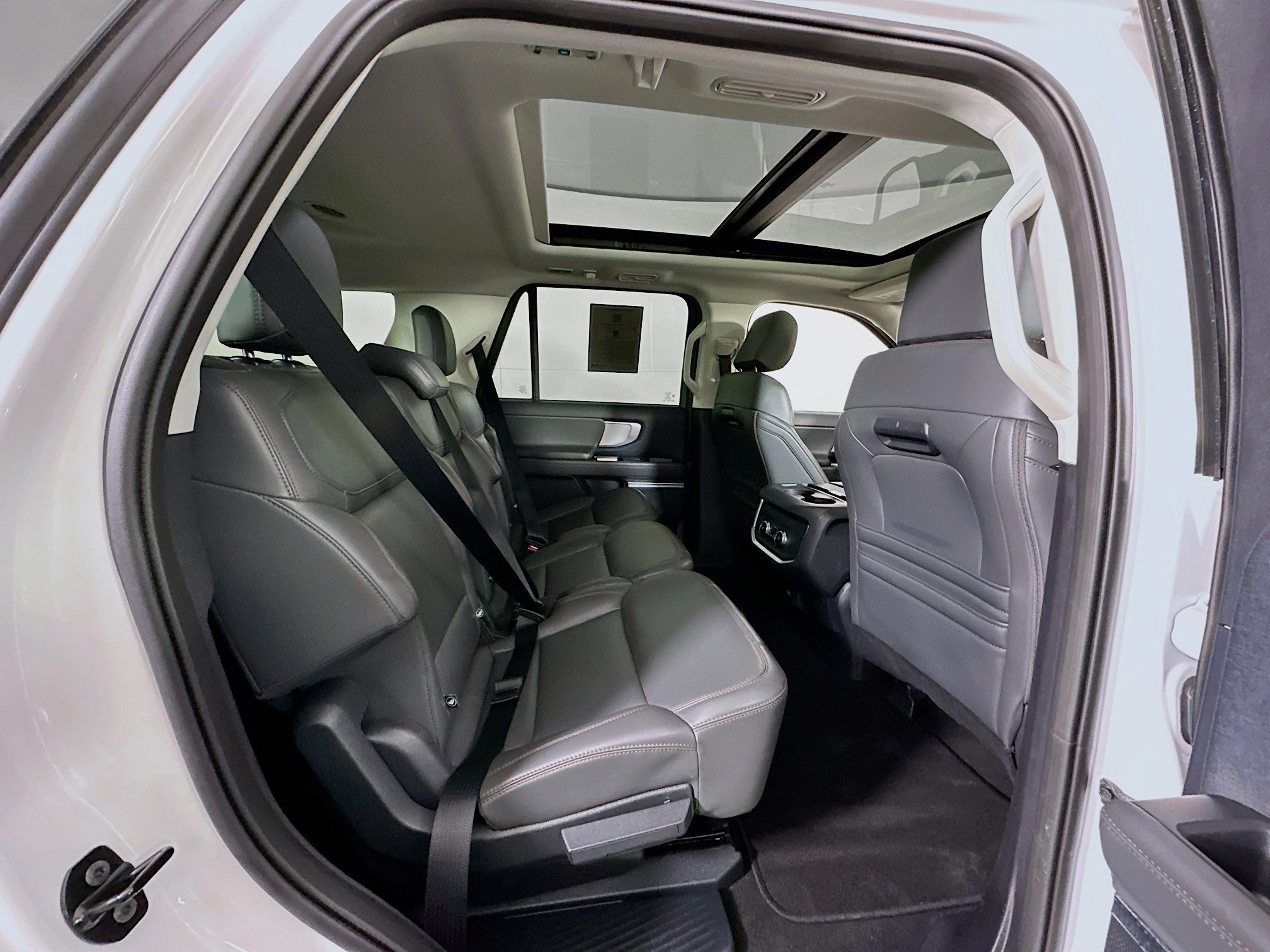 Used 2025 Ford Expedition Active image 32