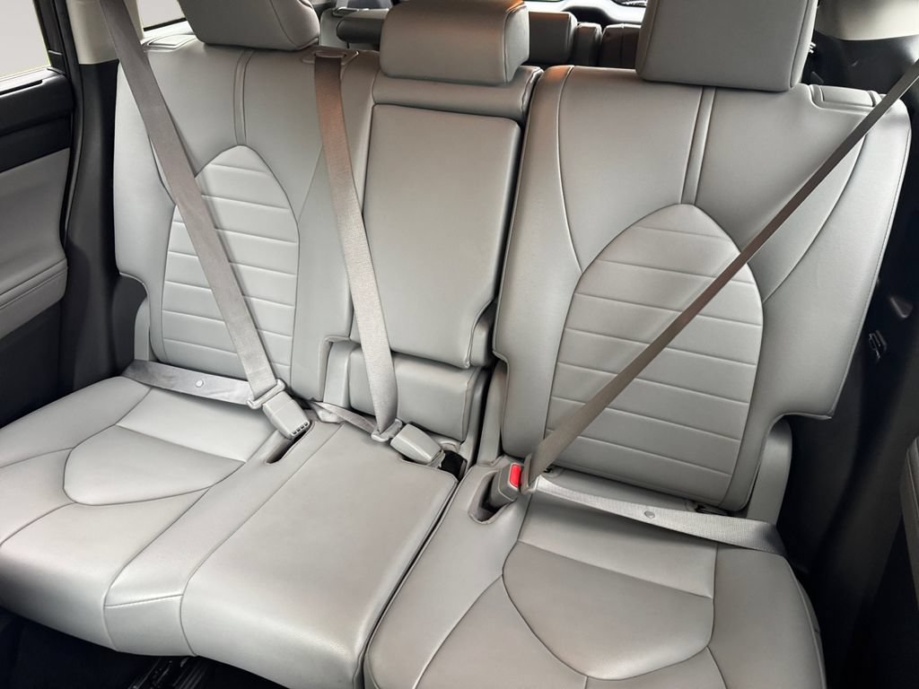 Used 2021 Toyota Highlander XLE AWD/4WD image 13