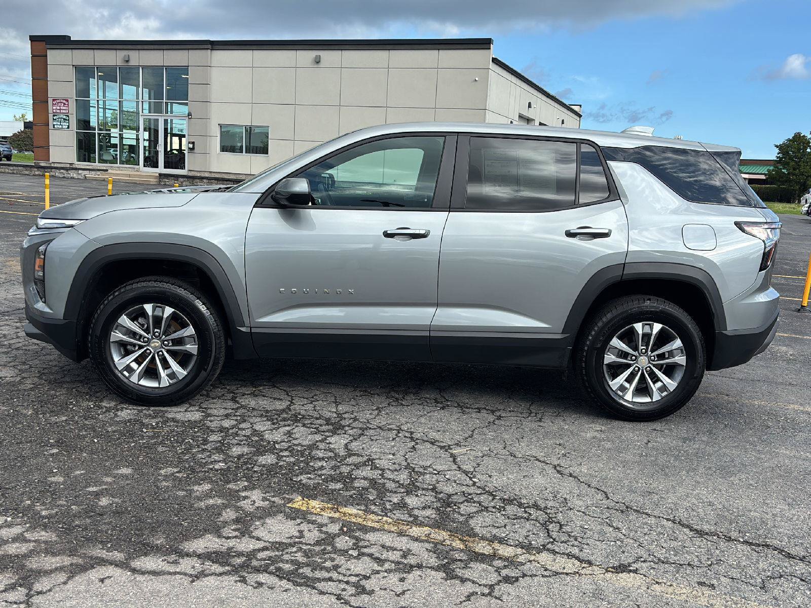 Used 2026 Chevrolet Equinox LT AWD/4WD image 4