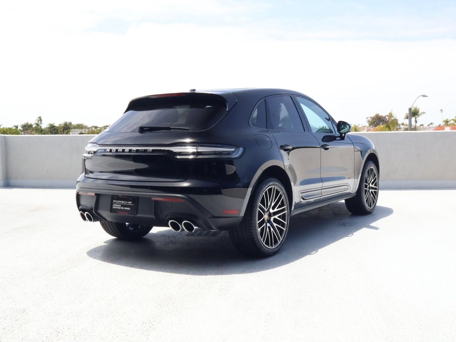 Certified 2025 Porsche Macan AWD/4WD image 9