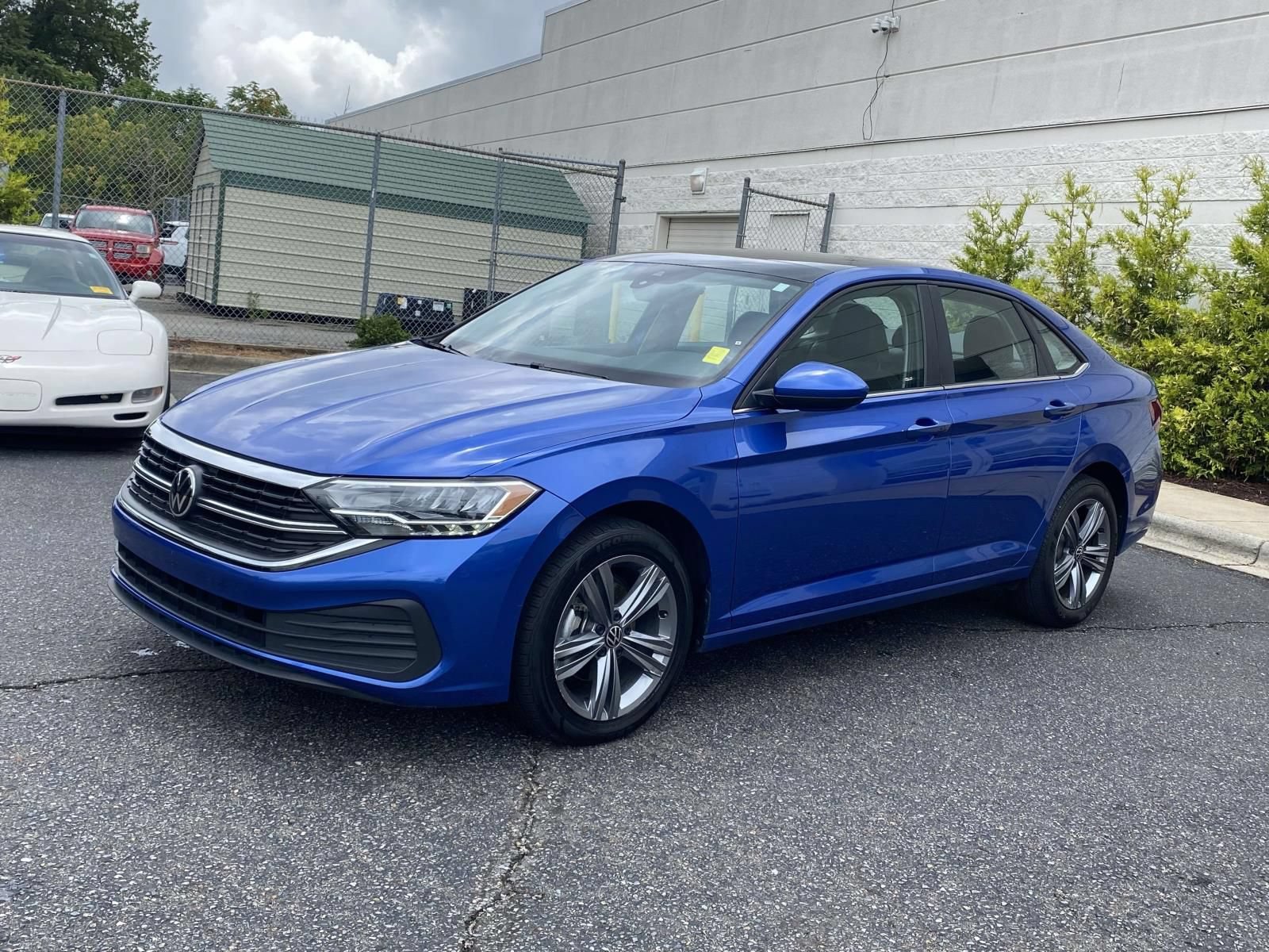 Used 2024 Volkswagen Jetta SE FWD image 3