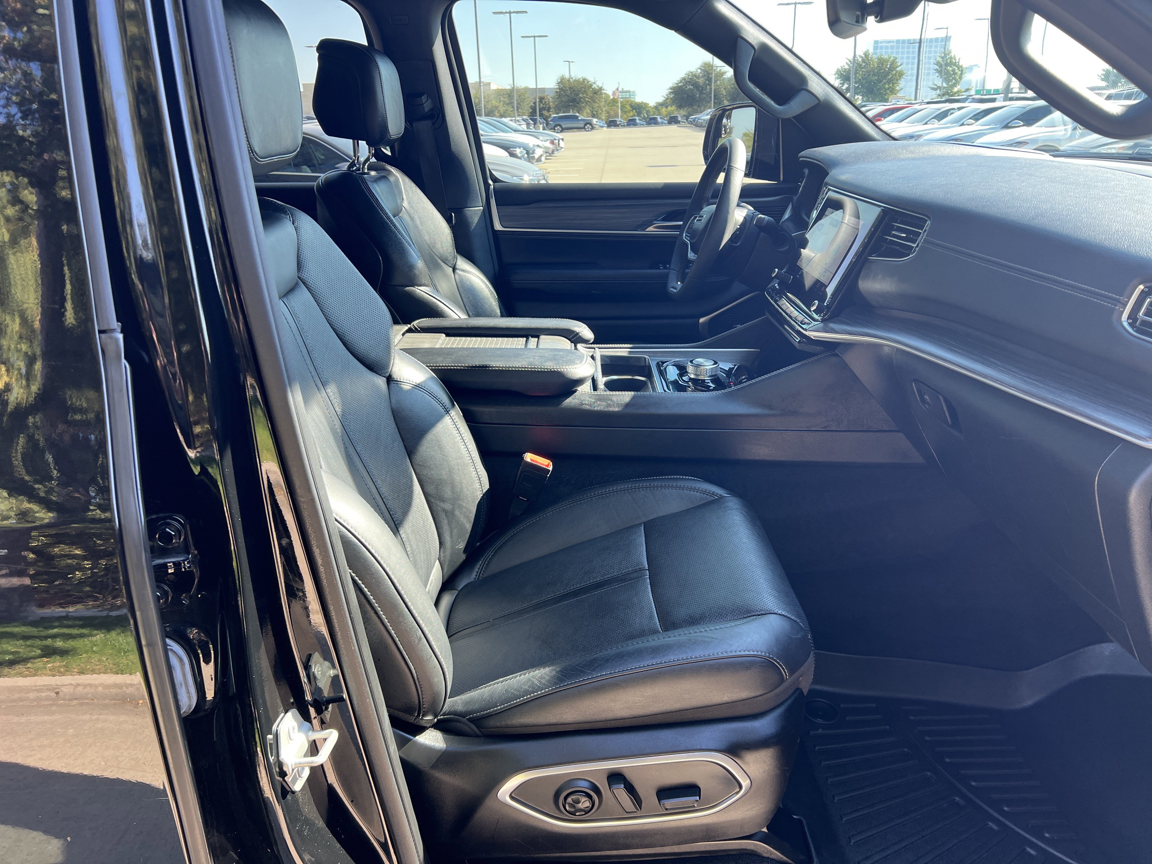 Used 2023 Jeep Wagoneer Series III w/ Preferred Equipment Group image 28