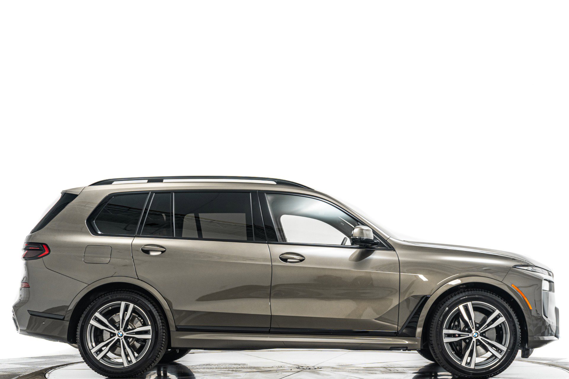 Used 2026 BMW X7 xDrive40i w/ M Sport Package AWD/4WD image 2