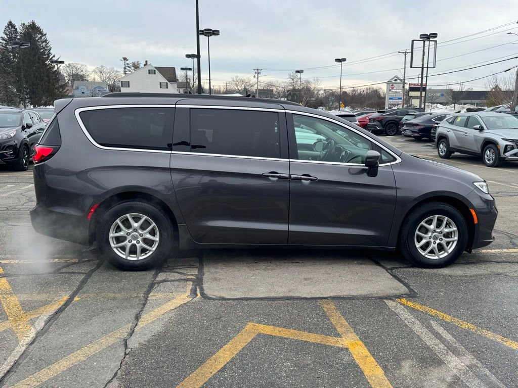 Used 2022 Chrysler Pacifica Touring-L image 7