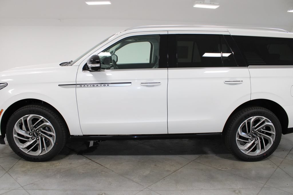 New 2027 Lincoln Navigator Reserve RWD image 5