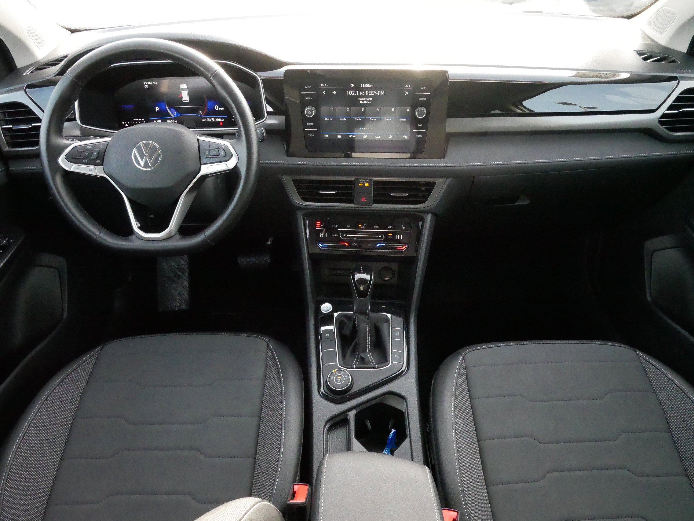 Certified 2025 Volkswagen Taos SE image 10