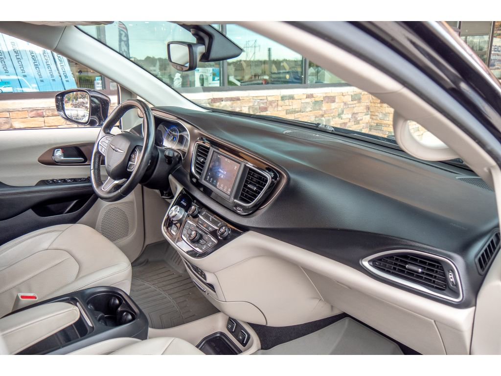 Used 2019 Chrysler Pacifica Touring-L image 13