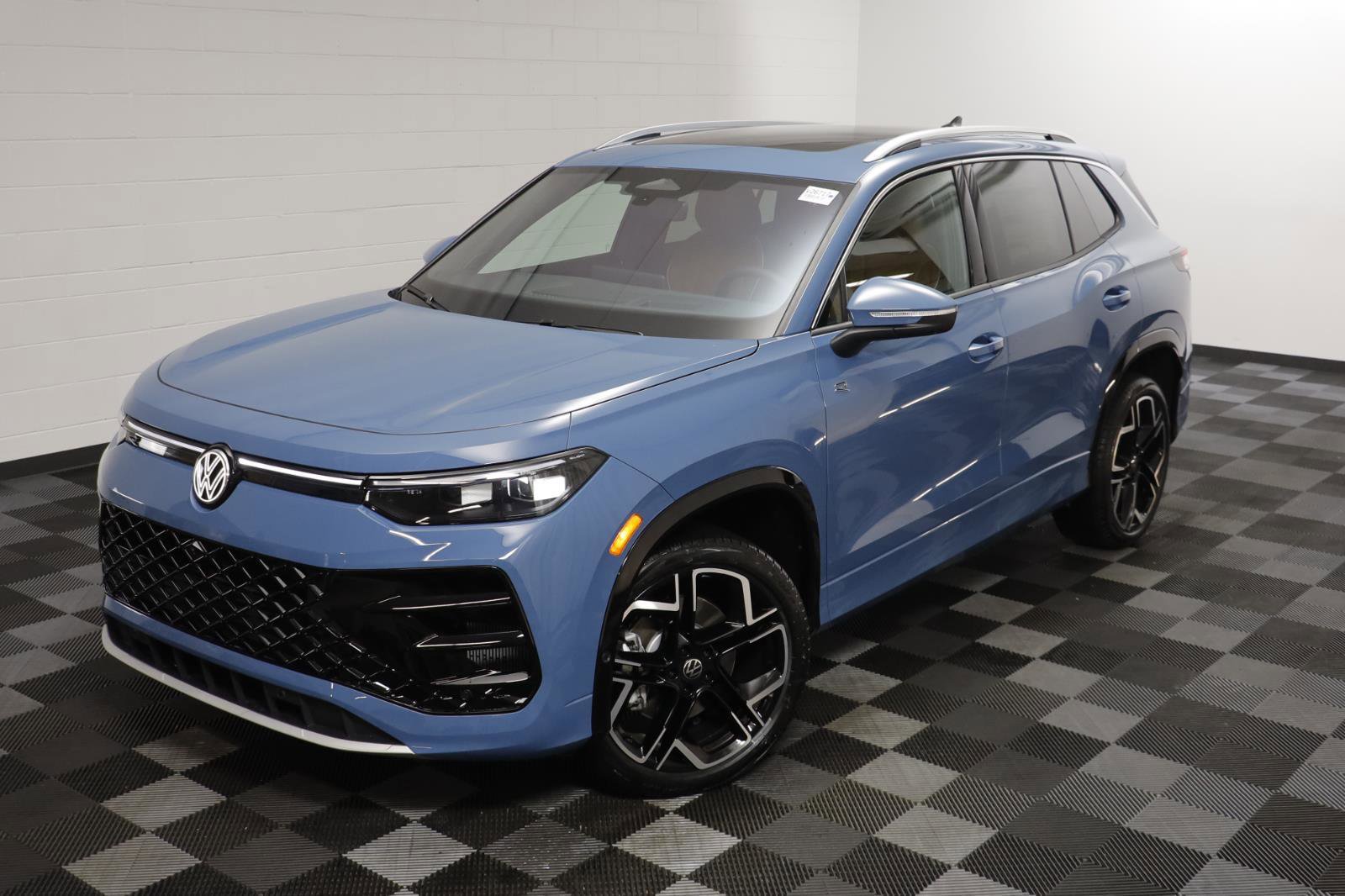 New 2026 Volkswagen Tiguan SEL R-Line image 2