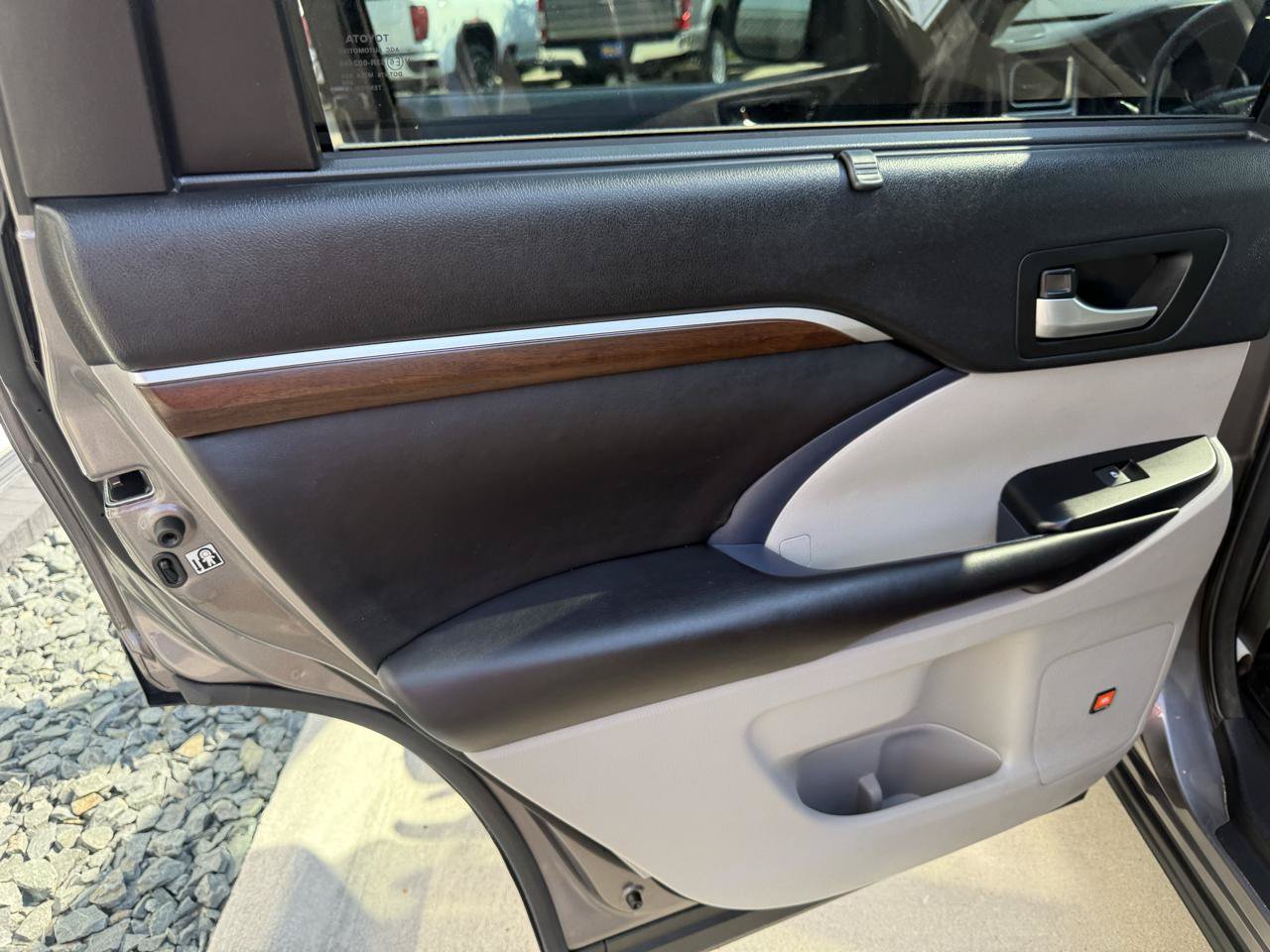 Used 2016 Toyota Highlander Limited AWD/4WD image 4