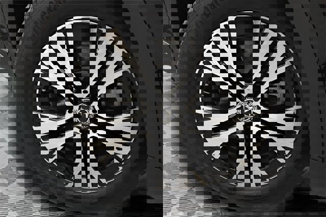 Used 2025 Mercedes-Benz GLA 250 4MATIC w/ Driver Assistance Package image 14