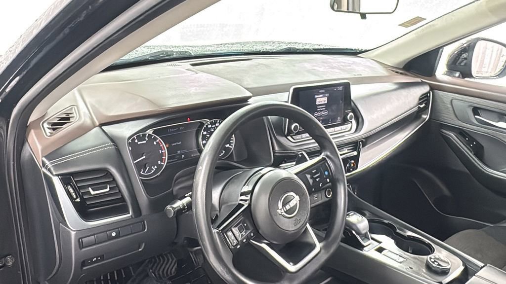 Used 2023 Nissan Rogue SV image 34