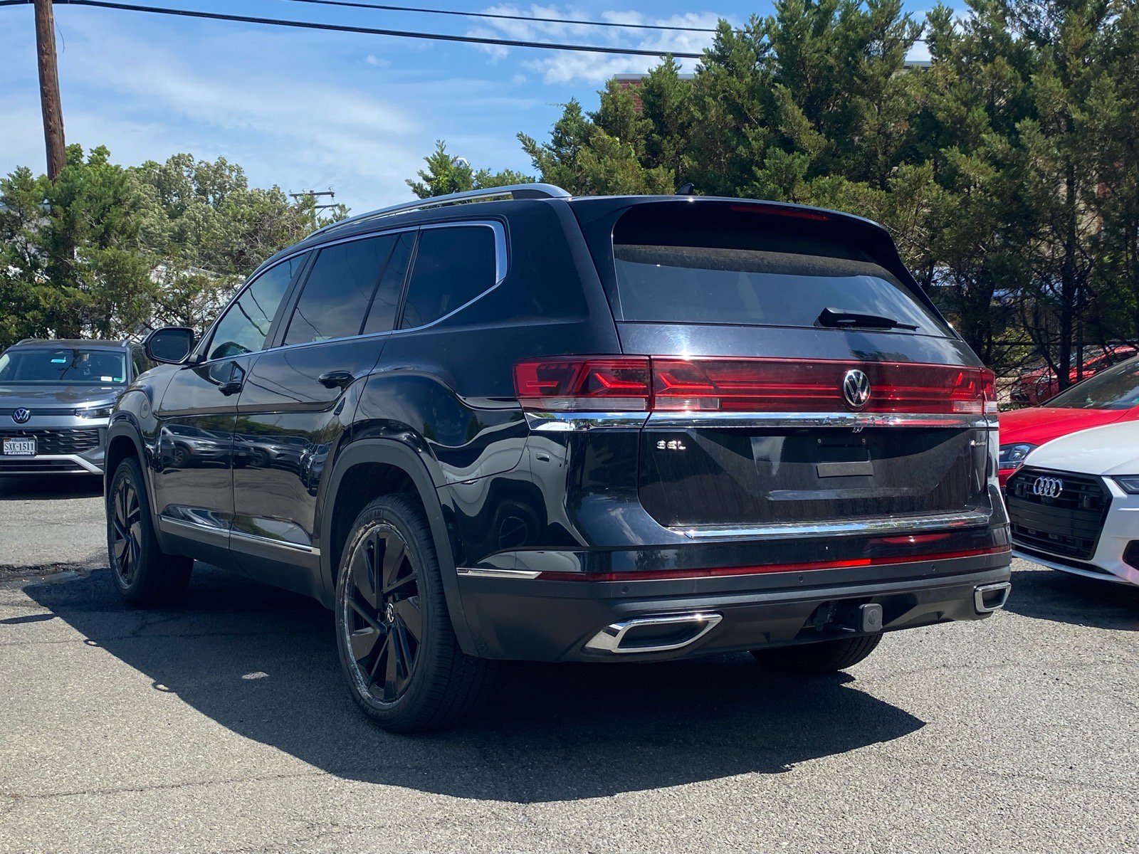 Used 2024 Volkswagen Atlas SEL AWD/4WD image 2